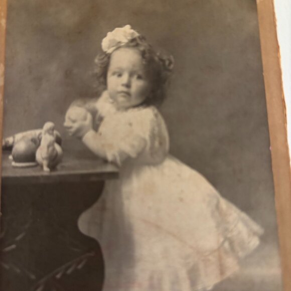 VINTAGE/ANTIQUE PHOTO OF A CUTE LITTLE GIRL. - Picture 2 of 3